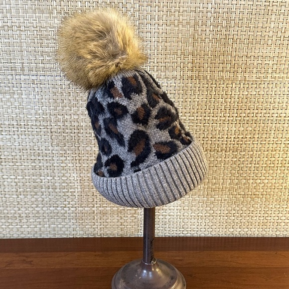 NWOT C.C Soft Gray Leopard Acrylic Faux Fur Pom Beanie OSFM - Picture 3 of 10